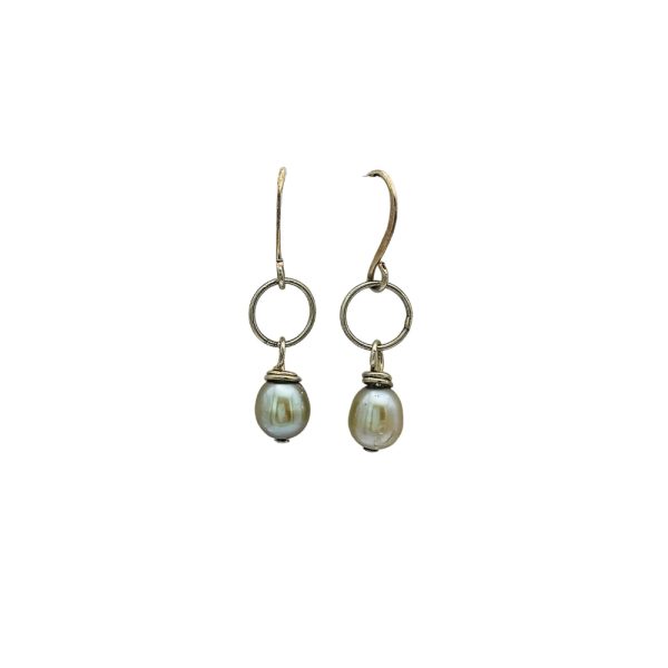 Gray pearl and gold circle earrings.